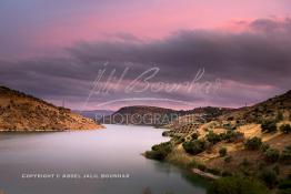 Image du Maroc Professionnelle de  Le Barrage Allal Al Fassi est situé dans la Province de Sefrou sur Oued Sebou avec un volume de stockage de 63.7 Mm3, il contrôle un bassin versant de 5.400 km2. Ce Barrage a été mis en service en 1990. But de l'ouvrage  production d'électricité, irrigation et protection contre les crues, 8 septembre 2005. Photo / Abdeljalil Bounhar) 